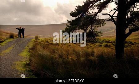 BRIAN UND SHEILA JONES BEIM SPAZIERGANG IM WALD VON BOWLAND,17/9/04 PILSTON Stockfoto