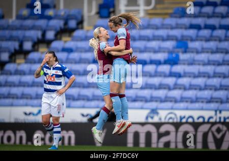 Reading, Großbritannien. April 2021. Kateřina Svitková (links) gratuliert Torschützin Martha Thomas von West Ham United Women beim FAWSL-Spiel zwischen Reading Women und West Ham United am 3. April 2021 im Madejski Stadium, Reading, England. Foto von Andy Rowland. Quelle: Prime Media Images/Alamy Live News Stockfoto