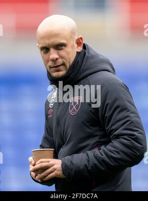 Reading, Großbritannien. April 2021. West Ham Frauenmanagerin Olli Harder beim FAWSL-Spiel zwischen Reading Women und West Ham United am 3. April 2021 im Madejski Stadium, Reading, England. Foto von Andy Rowland. Quelle: Prime Media Images/Alamy Live News Stockfoto