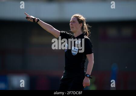 Crawley, Großbritannien. April 2021. Schiedsrichter Abigail Byrne beim FAWSL-Spiel zwischen Brighton und Hove Albion Women und Manchester United Women am 4. April 2021 im People's Pension Stadium, Crawley, England. Foto von Andy Rowland. Quelle: Prime Media Images/Alamy Live News Stockfoto