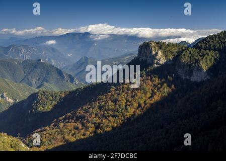 Refugio und Tal von Gresolet an einem Herbstnachmittag in Berguedà (Provinz Barcelona, Katalonien, Spanien, Pyrenäen) ESP: Refugio y valle de Gresolet Stockfoto