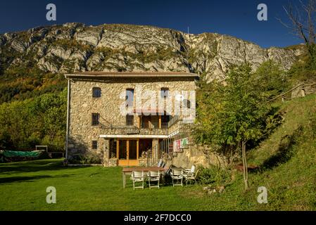 Refugio und Tal von Gresolet an einem Herbstnachmittag in Berguedà (Provinz Barcelona, Katalonien, Spanien, Pyrenäen) ESP: Refugio y valle de Gresolet Stockfoto