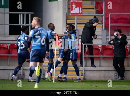 Rotherham, Großbritannien. April 2021. Feiern nach dem Tor von Admiral Muskwe (leihweise von Leicester City) von Wycombe Wanderers während der Sky Bet Championship hinter verschlossenen Türen zwischen Rotherham United und Wycombe Wanderers am 5. April 2021 im New York Stadium, Rotherham, England. Foto von Andy Rowland. Quelle: Prime Media Images/Alamy Live News Stockfoto
