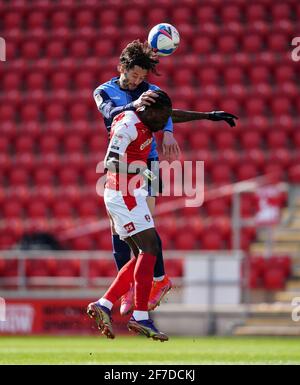 Rotherham, Großbritannien. April 2021. Joe Jacobson von Wycombe Wanderers & Freddie Ladapo von Rotherham United beim Sky Bet Championship Behind Closed Doors Match zwischen Rotherham United und Wycombe Wanderers am 5. April 2021 im New York Stadium, Rotherham, England. Foto von Andy Rowland. Quelle: Prime Media Images/Alamy Live News Stockfoto