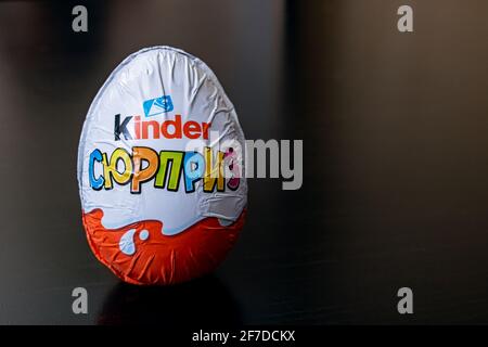 WEISSRUSSLAND, MINSK - 22. JUNI 2020: Kinder überraschen Schokoladenei auf schwarzem Hintergrund Stockfoto