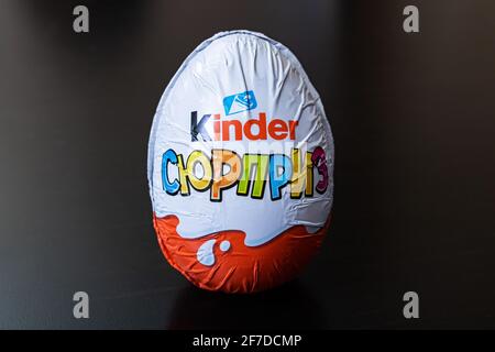 WEISSRUSSLAND, MINSK - 22. JUNI 2020: Kinder überraschen Schokoladenei auf schwarzem Hintergrund Stockfoto