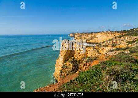 Klippen an der Küste der Algarve, Benagil, Portugal Stockfoto