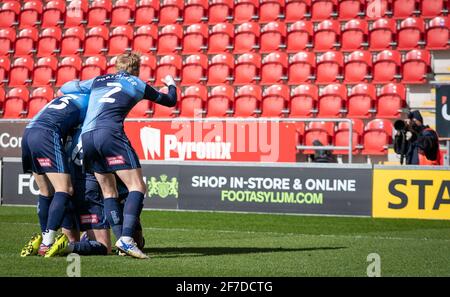 Rotherham, Großbritannien. April 2021. Wycombe-Spieler feiern ein Tor für einen Fotografen während des Sky Bet Championship Behind Closed Doors-Spiels zwischen Rotherham United und Wycombe Wanderers am 5. April 2021 im New York Stadium, Rotherham, England. Foto von Andy Rowland. Quelle: Prime Media Images/Alamy Live News Stockfoto