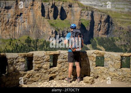 Wanderer, die vom Aussichtspunkt Mirador de Calcilarruego aus das Ordesa-Tal betrachten (Nationalpark Ordesa y Monte Perdido, Aragon, Spanien, Pyrenäen) Stockfoto
