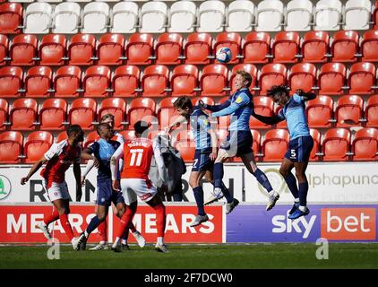 Rotherham, Großbritannien. April 2021. Wycombe Verteidigung klar während der Sky Bet Championship hinter verschlossenen Türen Spiel zwischen Rotherham United und Wycombe Wanderers im New York Stadium, Rotherham, England am 5. April 2021. Foto von Andy Rowland. Quelle: Prime Media Images/Alamy Live News Stockfoto