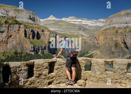 Wanderer, die vom Aussichtspunkt Mirador de Calcilarruego aus das Ordesa-Tal betrachten (Nationalpark Ordesa y Monte Perdido, Aragon, Spanien, Pyrenäen) Stockfoto