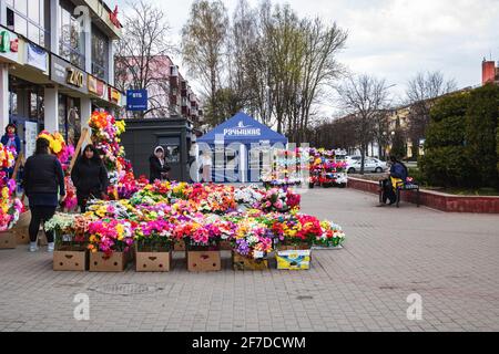 WEISSRUSSLAND, NOVOPOLOTSK - 25. APRIL 2020 - Blumenhandel aus Kunststoff auf der Straße Stockfoto