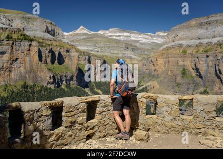 Wanderer, die vom Aussichtspunkt Mirador de Calcilarruego aus das Ordesa-Tal betrachten (Nationalpark Ordesa y Monte Perdido, Aragon, Spanien, Pyrenäen) Stockfoto