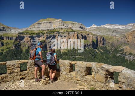 Wanderer, die vom Aussichtspunkt Mirador de Calcilarruego aus das Ordesa-Tal betrachten (Nationalpark Ordesa y Monte Perdido, Aragon, Spanien, Pyrenäen) Stockfoto