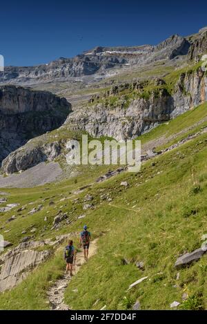 Wandern im Ordesa-Tal und im Circo de Soaso, hinauf zur Schutzhütte Góriz (Nationalpark Ordesa y Monte Perdido, Huesca, Aragon, Spanien, Pyrenäen) Stockfoto