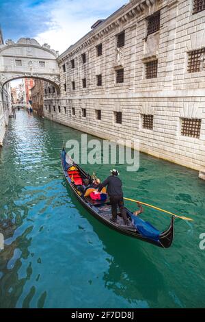 Italien, Venedig - 7 FEB: Gondoliere in einer Gondel über den Canale Grande auf 7. Februar 2013 in Venedig. Gondeln sind eine wichtige touristische Transportmittel in V Stockfoto