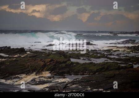 Wellen in Birsay, Orkney Stockfoto