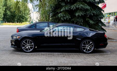 WEISSRUSSLAND, NOVOPOLOTSK - 23. JULI 2020: Schwarzes ford Mustang Auto auf dem Parkplatz Stockfoto