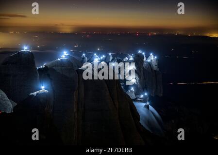 Die Bergspitzen von Montserrat wurden für die Veranstaltung Llum i Llibertat in der Nacht vom 10. Auf den 01-2019. September in Gedenken an die 131 Präsidenten der Generalitat beleuchtet Stockfoto