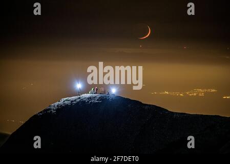 Die Bergspitzen von Montserrat wurden für die Veranstaltung Llum i Llibertat in der Nacht vom 10. Auf den 01-2019. September in Gedenken an die 131 Präsidenten der Generalitat beleuchtet Stockfoto