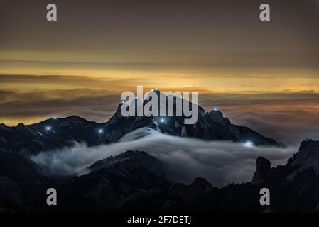 Die Bergspitzen von Montserrat wurden für die Veranstaltung Llum i Llibertat in der Nacht vom 10. Auf den 01-2019. September in Gedenken an die 131 Präsidenten der Generalitat beleuchtet Stockfoto