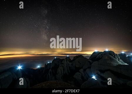 Die Bergspitzen von Montserrat wurden für die Veranstaltung Llum i Llibertat in der Nacht vom 10. Auf den 01-2019. September in Gedenken an die 131 Präsidenten der Generalitat beleuchtet Stockfoto