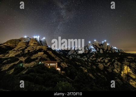 Die Bergspitzen von Montserrat wurden für die Veranstaltung Llum i Llibertat in der Nacht vom 10. Auf den 01-2019. September in Gedenken an die 131 Präsidenten der Generalitat beleuchtet Stockfoto