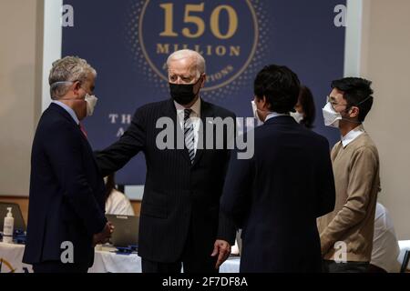 Alexandria, USA. April 2021. Präsident Joe Biden besucht am Dienstag, den 6. April 2021, eine Impfstelle am Theologischen Seminar von Virginia in Alexandria, VA. (Foto von Oliver Contreras/Sipa USA) Quelle: SIPA USA/Alamy Live News Stockfoto