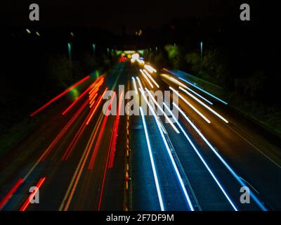 Overhead Light Trails. Aufgenommen von einer Brücke mit Blick auf den Mersey Tunnel Stockfoto