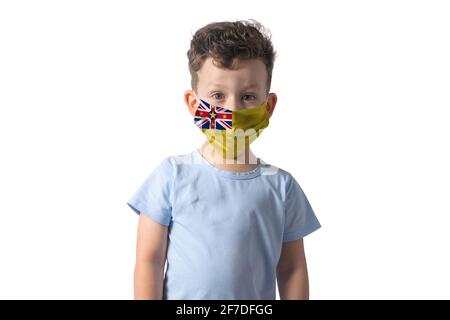 Atemschutzmaske mit Flagge von Niue. Weißer Junge setzt auf medizinische Gesichtsmaske isoliert auf weißem Hintergrund. Stockfoto