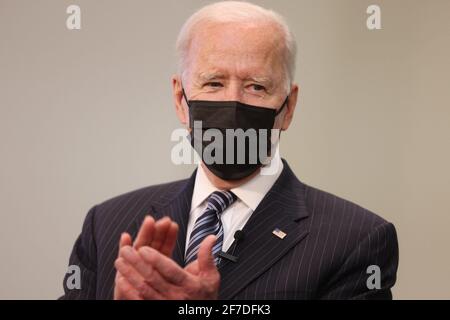 Präsident Joe Biden besucht am Dienstag, den 6. April 2021, eine Impfstelle im Theologischen Seminar von Virginia in Alexandria, VA. (Foto: Oliver Contreras/Pool/ABACAPRESS.COM) Stockfoto