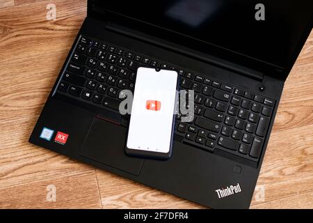NOVOPOLOTSK, WEISSRUSSLAND - 06. FEBRUAR 2021: Handy in der Hand und youtube-Logo auf dem Display Nahaufnahme Stockfoto