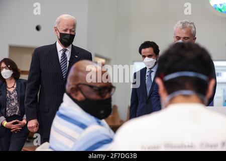 Alexandria, USA. April 2021. Präsident Joe Biden besucht am Dienstag, den 6. April 2021, eine Impfstelle am Theologischen Seminar von Virginia in Alexandria, VA. (Foto von Oliver Contreras/Sipa USA) Quelle: SIPA USA/Alamy Live News Stockfoto