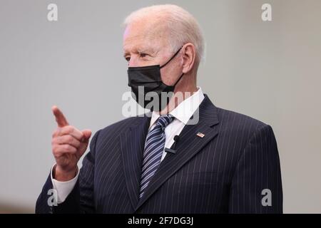 Alexandria, USA. April 2021. Präsident Joe Biden besucht am Dienstag, den 6. April 2021, eine Impfstelle am Theologischen Seminar von Virginia in Alexandria, VA. (Foto von Oliver Contreras/Sipa USA) Quelle: SIPA USA/Alamy Live News Stockfoto