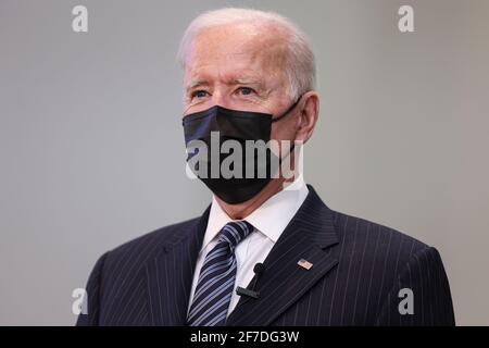 Alexandria, USA. April 2021. Präsident Joe Biden besucht am Dienstag, den 6. April 2021, eine Impfstelle am Theologischen Seminar von Virginia in Alexandria, VA. (Foto von Oliver Contreras/Sipa USA) Quelle: SIPA USA/Alamy Live News Stockfoto