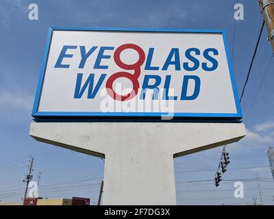 Greenwood, Indiana Vereinigte Staaten - April 06 2020: Brillenwerbung Stockfoto