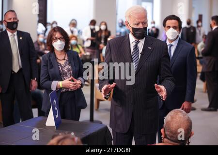 Alexandria, USA. April 2021. Präsident Joe Biden besucht am Dienstag, den 6. April 2021, eine Impfstelle am Theologischen Seminar von Virginia in Alexandria, VA. (Foto von Oliver Contreras/Sipa USA) Quelle: SIPA USA/Alamy Live News Stockfoto