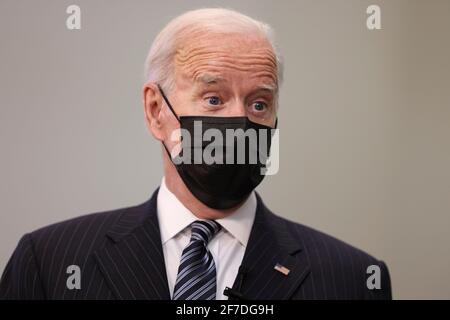 Alexandria, USA. April 2021. Präsident Joe Biden besucht am Dienstag, den 6. April 2021, eine Impfstelle am Theologischen Seminar von Virginia in Alexandria, VA. (Foto von Oliver Contreras/Sipa USA) Quelle: SIPA USA/Alamy Live News Stockfoto