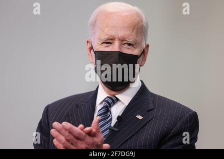 Alexandria, USA. April 2021. Präsident Joe Biden besucht am Dienstag, den 6. April 2021, eine Impfstelle am Theologischen Seminar von Virginia in Alexandria, VA. (Foto von Oliver Contreras/Sipa USA) Quelle: SIPA USA/Alamy Live News Stockfoto