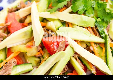 Köstlicher Kalbsalat mit Gurken und Avocado. Makro. Foto kann als ganzer Hintergrund verwendet werden. Stockfoto