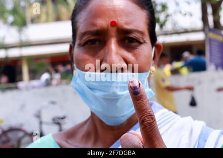 Kamrup, Assam, Indien. April 2021. Wähler in einem Wahllokal zur dritten Phase der Wahlen zur Assam-Versammlung, in einem Dorf inmitten der COVID-19-Coronavirus-Pandemie am 6. April 2021 in Kamrup, Indien. Die Parlamentswahlen im Bundesstaat Assam fanden in drei Phasen ab März 27 statt. In 1, 53,538 Wahlstationen, die sich heute über 475 Wahlkreise der Versammlung in fünf indischen Bundesstaaten verteilten, wurden Stimmen abgefragt. Quelle: David Talukdar/ZUMA Wire/Alamy Live News Stockfoto