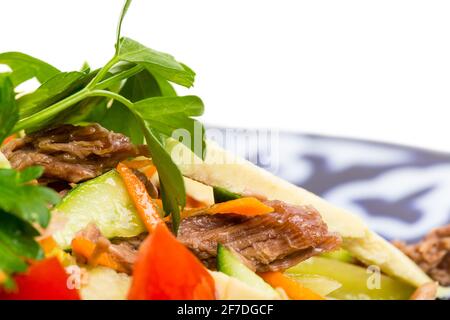 Köstlicher Kalbsalat mit Gurken und Avocado. Makro. Foto kann als ganzer Hintergrund verwendet werden. Stockfoto