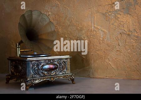 Vintage-Musikbox vor venezianischem Gips-Hintergrund, schwach beleuchteter Raum, Ontario, Kanada. Stockfoto