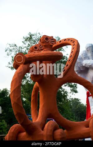 Menschen aus Bangladesch besuchen Mangal Shobhajatra, eine Kundgebung zur Feier des bengalischen Neujahrs oder „Pohela Baishakh“. Stockfoto