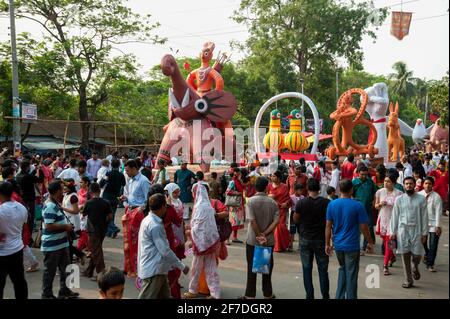 Menschen aus Bangladesch besuchen Mangal Shobhajatra, eine Kundgebung zur Feier des bengalischen Neujahrs oder „Pohela Baishakh“. Stockfoto