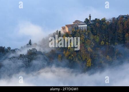 Queralt Sanctuary bei einem Winteraufgang über einem Wolkenmeer vom Figuerassa-Aussichtspunkt aus gesehen (Berguedà, Katalonien, Spanien, Pyrenäen) Stockfoto