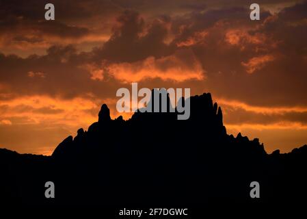 Rötlicher Sonnenuntergang über Montserrat aus der Stadt Vacarisses (Provinz Barcelona, Katalonien, Spanien) ESP: Atardecer rojizo sobre Montserrat (España) Stockfoto