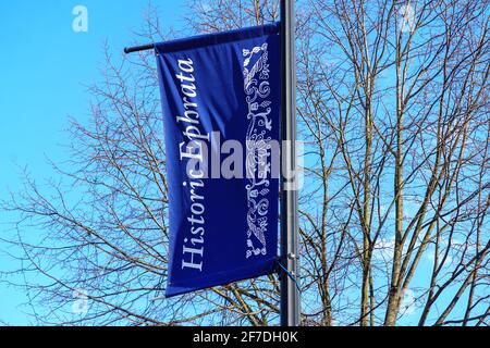 Ephrata, PA, USA - 4. April 2021: Blue Historic Ephrata Pole Flags on the Main Street in Ephrata, Lancaster County, PA. Stockfoto