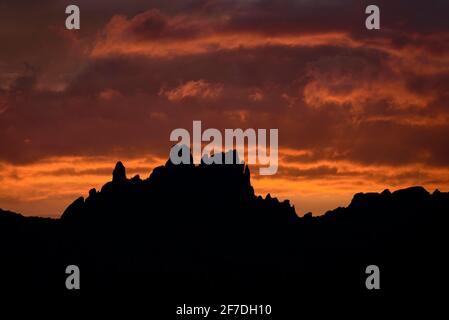 Rötlicher Sonnenuntergang über Montserrat aus der Stadt Vacarisses (Provinz Barcelona, Katalonien, Spanien) ESP: Atardecer rojizo sobre Montserrat (España) Stockfoto