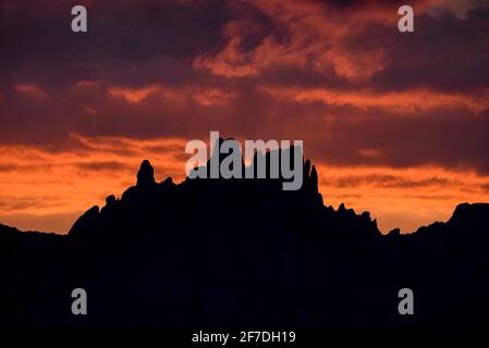 Rötlicher Sonnenuntergang über Montserrat aus der Stadt Vacarisses (Provinz Barcelona, Katalonien, Spanien) ESP: Atardecer rojizo sobre Montserrat (España) Stockfoto